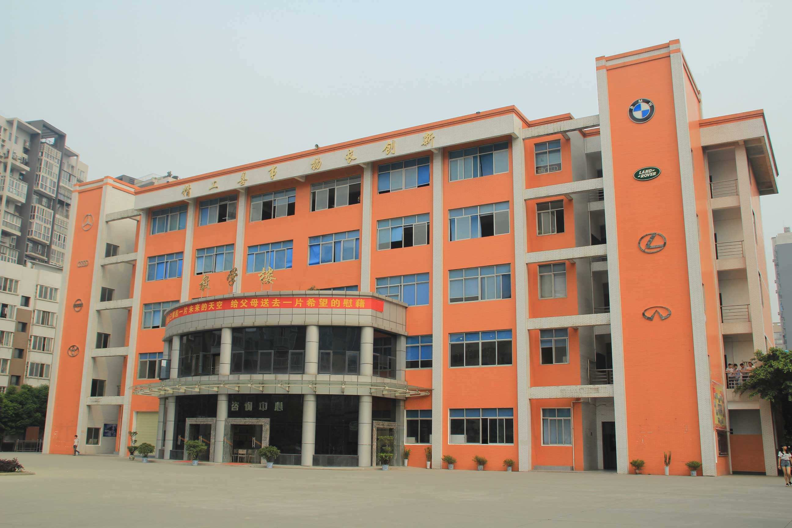 在大國工匠精神的號召下，你會(huì)選讀中職嗎