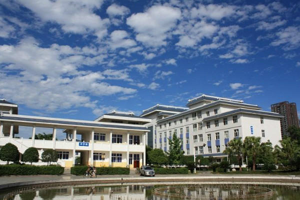 2019年如何報考四川汽車職業(yè)技術學院