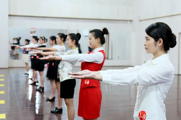 貴州航空工業(yè)技師學(xué)院?jiǎn)握幸?空中乘務(wù)報(bào)考要求