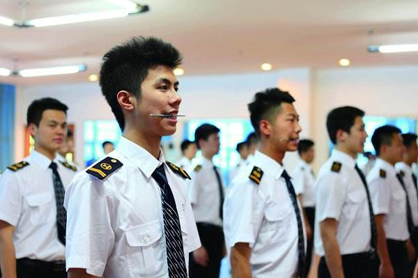 貴州航空工業(yè)技師學(xué)院?jiǎn)握幸?空中乘務(wù)報(bào)考要求