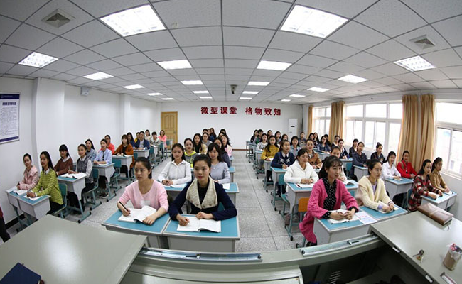 學(xué)生在認(rèn)真上課