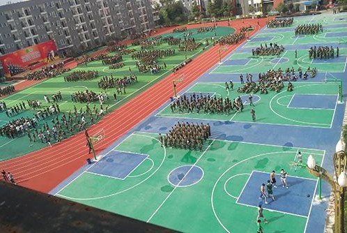 成都機(jī)電校新生軍訓(xùn)