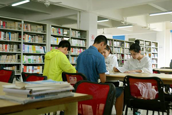 學(xué)校圖書館