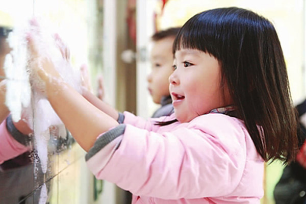 孩子們正在做手工