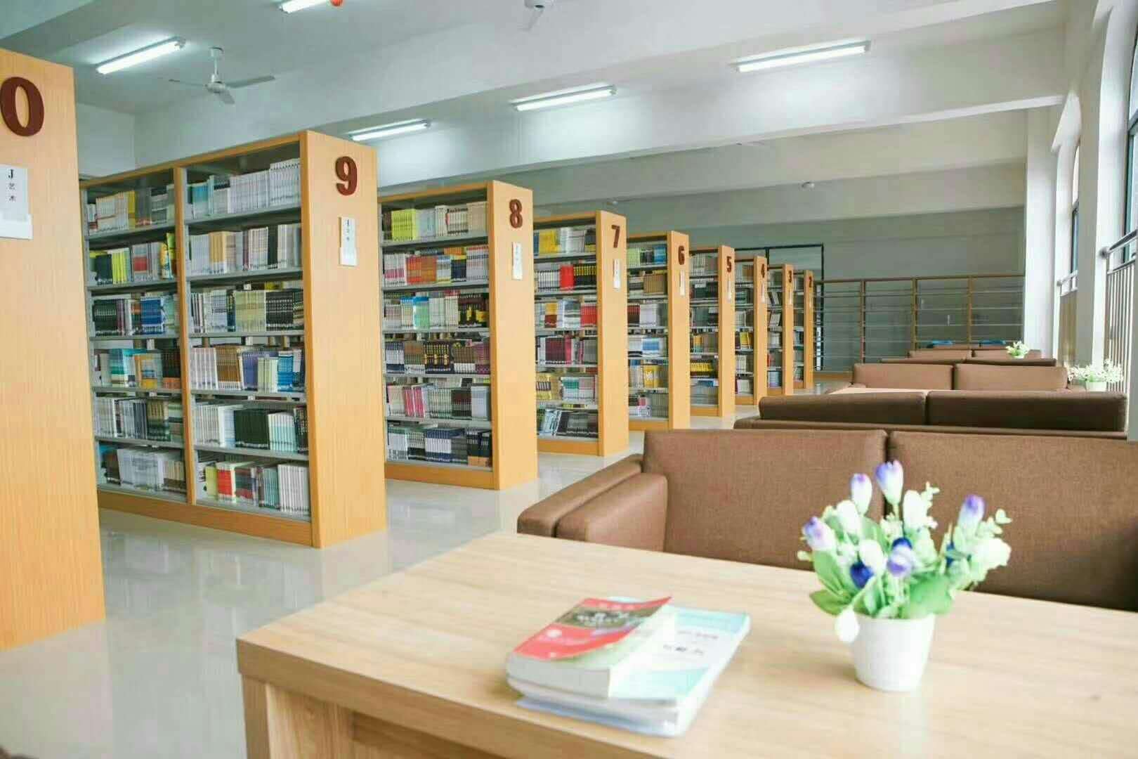 學(xué)校圖書館 學(xué)校圖書館