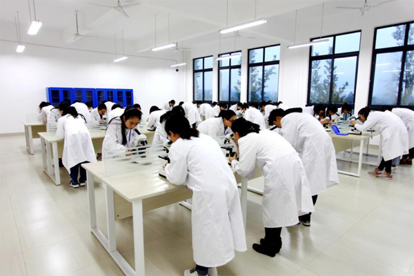 樂(lè)山醫(yī)藥科技學(xué)校浦江校區(qū)顯微鏡實(shí)訓(xùn)室