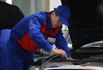 學(xué)員們正在對汽車進(jìn)行檢查 學(xué)員們正在對汽車進(jìn)行檢查