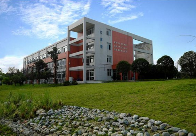 四川省雙流建設(shè)職業(yè)技術(shù)學(xué)校成立于1973年，是成都市首批改制的公辦中等職業(yè)技術(shù)學(xué)?！，F(xiàn)有在校教職工100余人，其中中學(xué)高級(jí)教師36人，雙師型教師比率達(dá)70%，有教學(xué)班44個(gè)，學(xué)生2000余人。學(xué)校目前占地50余畝，建筑面積19700平米，開(kāi)辦有建筑工程與施工、物流服務(wù)與管理、計(jì)算機(jī)及應(yīng)用、學(xué)前教育、電子商務(wù)、航空服務(wù)六個(gè)專(zhuān)業(yè)，專(zhuān)業(yè)設(shè)備總值千萬(wàn)余元。雙流建校人秉承“百年職教 厚德尚能”的辦學(xué)理念，以“鍛品性 煉技能 騁職場(chǎng) 我能行”為校訓(xùn)，堅(jiān)持“個(gè)個(gè)成人 人人成才”的培養(yǎng)目標(biāo)，搶抓發(fā)展機(jī)遇，加大管理力度，大膽實(shí)施教育教學(xué)改革，取得了諸多驕人的成績(jī)。  我校把國(guó)學(xué)誦讀與職高學(xué)生道德品質(zhì)養(yǎng)成教育相結(jié)合，做到了“日日有誦讀、周周有安排、月月有主題、期期有展示，年年出成果”，實(shí)現(xiàn)了活動(dòng)的生活化、常態(tài)化、課程化、序列化，彰顯育人效果。2012年5月10日，中央電視臺(tái)新聞?lì)l道聚焦我校，學(xué)校將國(guó)學(xué)誦讀與培養(yǎng)中職學(xué)生人文素養(yǎng)相結(jié)合的特色育人模式在全國(guó)彰顯。學(xué)校這一特色順利入選全國(guó)職業(yè)院校德育創(chuàng)新和校園文化建設(shè)座談會(huì)典型案例。2012年由成都市委宣傳部、文明委主辦，我校承辦的中華經(jīng)典吟誦活動(dòng)成功舉行，為雙流建校、雙流縣贏得了榮譽(yù)。 開(kāi)設(shè)專(zhuān)業(yè)： 建筑專(zhuān)業(yè) 雙流建校建筑專(zhuān)業(yè)始創(chuàng)于1983年，教學(xué)實(shí)訓(xùn)設(shè)施一流?，F(xiàn)有專(zhuān)業(yè)教師17人，實(shí)訓(xùn)指導(dǎo)教師9人，成都市雙師型教師8人，其中專(zhuān)業(yè)骨干教師8人，校級(jí)學(xué)科帶頭人2人，縣級(jí)學(xué)科帶頭人1人，建筑工程師、全國(guó)一、二級(jí)建造師、全國(guó)監(jiān)理工程師17人。該專(zhuān)業(yè)自成立以來(lái)，累計(jì)培養(yǎng)了近3000名建筑專(zhuān)業(yè)初級(jí)技術(shù)人才，進(jìn)入四川華西集團(tuán)、四川貴通建筑、四川雙興建司、成都華興建筑等多家公司擔(dān)任施工、預(yù)算、安全、資料、監(jiān)理等崗位技術(shù)工作。雙流建校建筑專(zhuān)業(yè)，為成都乃至全國(guó)的建筑事業(yè)發(fā)展做出了應(yīng)有的貢獻(xiàn)。 計(jì)算機(jī)應(yīng)用專(zhuān)業(yè) 雙流建校計(jì)算機(jī)應(yīng)用專(zhuān)業(yè)始創(chuàng)于2004年，2007年與北大青鳥(niǎo)教育集團(tuán)聯(lián)合辦學(xué)，開(kāi)設(shè)計(jì)算機(jī)應(yīng)用北大青鳥(niǎo)特色班。計(jì)算機(jī)專(zhuān)業(yè)應(yīng)用現(xiàn)有專(zhuān)業(yè)教師12人，實(shí)訓(xùn)指導(dǎo)教師6人，成都市雙師型教師3人，其中專(zhuān)業(yè)骨干教師6人，校級(jí)學(xué)科帶頭人2人，縣級(jí)學(xué)科帶頭人1人，網(wǎng)絡(luò)工程師、程序設(shè)計(jì)員（二級(jí)技師）、網(wǎng)絡(luò)調(diào)試員（二級(jí)技師）、平面設(shè)計(jì)師（二級(jí)技師）、電子商務(wù)設(shè)計(jì)師等6人。該專(zhuān)業(yè)自成立以來(lái)，累計(jì)培養(yǎng)了近1000名計(jì)算機(jī)中初級(jí)技術(shù)人才。 物流專(zhuān)業(yè) 物流專(zhuān)業(yè)始創(chuàng)于2008年，現(xiàn)有專(zhuān)業(yè)教師8人，實(shí)訓(xùn)指導(dǎo)教師3人，成都市雙師型教師5人，其中專(zhuān)業(yè)骨干教師4人，校級(jí)學(xué)科帶頭人1人，高級(jí)物流師1人，物流師4人、助理物流師2人。該專(zhuān)業(yè)教學(xué)設(shè)施一流，并形成了科學(xué)的教育教學(xué)體系。自成立以來(lái)，累計(jì)培養(yǎng)了近600名物流專(zhuān)業(yè)中初級(jí)人才，羅磊、王丹丹、魯唯、姜麗、王強(qiáng)、徐浩磊、廖俊英、蔣金洲、何德全等畢業(yè)生進(jìn)入一汽物流、順豐速運(yùn)、圓通速遞、申通快遞、百世匯通、吉利汽車(chē)招商局物流、DHL、新品川等多家公司擔(dān)任管理、營(yíng)銷(xiāo)、客服等崗位工作，多名校友成長(zhǎng)為物流公司中高層或業(yè)務(wù)骨干。 學(xué)前教育專(zhuān)業(yè) 學(xué)前教育專(zhuān)業(yè)創(chuàng)辦于1996年，該專(zhuān)業(yè)辦學(xué)設(shè)施完善，辦學(xué)經(jīng)驗(yàn)豐富，16年來(lái)，畢業(yè)生逾1500人，崔紅玲、馮玥、蒲桂花、張敏、李丹等學(xué)生畢業(yè)后在成都金太陽(yáng)幼兒園、雙流實(shí)驗(yàn)小學(xué)附屬幼兒園、成都思恩幼兒園、成都英英幼兒園、成都紅玲新世紀(jì)幼兒園和四川省內(nèi)許多中小學(xué)任教，為雙流縣、成都市乃至四川省的地方經(jīng)濟(jì)發(fā)展培養(yǎng)和輸送了大批優(yōu)秀的學(xué)前教育專(zhuān)業(yè)教師，培養(yǎng)了許多小學(xué)、初中階段音樂(lè)、美術(shù)教師，有著良好的社會(huì)聲譽(yù)。 電子商務(wù)專(zhuān)業(yè)        電子商務(wù)專(zhuān)業(yè)始創(chuàng)于2011年，2013年,本專(zhuān)業(yè)與天榮北教育集團(tuán)聯(lián)合辦學(xué)，開(kāi)設(shè)了電子商務(wù)天榮北軟特色班。該專(zhuān)業(yè)自成立以來(lái)，教學(xué)設(shè)施不斷完善，專(zhuān)業(yè)建設(shè)蓬勃發(fā)展。雙流建校抓住成都市大力發(fā)展電子商務(wù)的機(jī)遇，推進(jìn)專(zhuān)業(yè)建設(shè)和學(xué)生能力培養(yǎng)，與京東商城、當(dāng)當(dāng)網(wǎng)等國(guó)內(nèi)大型電子商務(wù)企業(yè)建立了良好的校企合作關(guān)系。 航空服務(wù)專(zhuān)業(yè) 西翔航空學(xué)院：是成都藝術(shù)職業(yè)學(xué)院與四川西翔投資管理有限公司合作成立的特色二級(jí)學(xué)院，學(xué)院占地1000畝。學(xué)院現(xiàn)有學(xué)生5000余名，是西部最專(zhuān)業(yè)民航空地勤人才培養(yǎng)基地之一，也是全國(guó)為數(shù)不多的在校學(xué)生能夠獲得民航安檢員、民航客運(yùn)員、民航貨運(yùn)員、民航危險(xiǎn)品運(yùn)輸員等民航類(lèi)國(guó)家職業(yè)資格證書(shū)的民航院校。畢業(yè)學(xué)生由學(xué)院負(fù)責(zé)安置到全國(guó)各大機(jī)場(chǎng)，航空公司、大型企事業(yè)單位就業(yè)。西翔航空與雙流建校合作，為雙流建校航空服務(wù)專(zhuān)業(yè)提供專(zhuān)業(yè)師資、實(shí)訓(xùn)設(shè)備、實(shí)習(xí)就業(yè)支持，竭力把雙流建校航空服務(wù)專(zhuān)業(yè)打造成省內(nèi)一流專(zhuān)業(yè)。 收費(fèi)標(biāo)準(zhǔn)不分區(qū)內(nèi)外 資助政策： 1、免收學(xué)費(fèi) 2、享受?chē)?guó)家助學(xué)金200元*10月/年（20%） 3、雙流籍低保學(xué)生：300/期書(shū)本費(fèi) 4、大成都戶(hù)口，免250元/期住校費(fèi) 5、困難學(xué)生以及大成都戶(hù)口住校生享受免住校費(fèi)250元/期