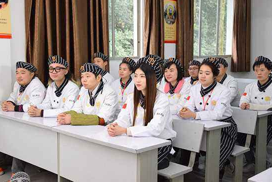 成都烹飪學(xué)校學(xué)生聽講