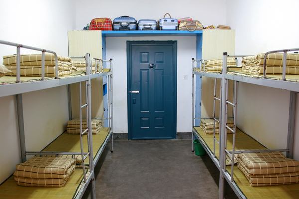 醫(yī)療行業(yè)一直是比較受大家追捧的一個行業(yè)，所以同學(xué)們在選擇的時候一定要要選擇自己喜愛的專業(yè)，自己的境遇我們無法控制，能控制的唯有自己的心態(tài)。一個人成功、快樂與否，往往取決于心態(tài)，失敗不是因?yàn)闊o能，而是因?yàn)椴蛔孕?。人生有順境也有逆境，唯有擺正心態(tài)，生活才會更順利! 以下就是小編整理的遵義衛(wèi)生學(xué)校的地址資料，供參考。  遵義衛(wèi)生學(xué)校地址：遵義市新蒲新區(qū)平安大道校園2號路。    遵義衛(wèi)生學(xué)校簡介 遵義醫(yī)藥高等?？茖W(xué)校是經(jīng)國家教育部批準(zhǔn)設(shè)立的全日制公辦學(xué)校，坐落于遵義市新蒲新區(qū)大學(xué)城，占地面積1394畝，建筑面積57萬㎡，校園建筑設(shè)計以黔北民居為基本風(fēng)格，融合遵義紅色文化元素，集現(xiàn)代、古典、生態(tài)、人文為一體，醫(yī)學(xué)人文氣息濃郁。  學(xué)校是貴州省示范性高職院校、全省精神文明建設(shè)工作先進(jìn)單位、全省“安全穩(wěn)定綜合治理工作“先進(jìn)單位、“全國無償獻(xiàn)血先進(jìn)促進(jìn)獎”獲獎單位;多次獲得全省“高職高專院校思想政治教育工作評估優(yōu)秀”。遵義市大學(xué)生眾創(chuàng)空間落戶在學(xué)校學(xué)生工作中心。  遵義衛(wèi)生學(xué)校乘車路線 遵義火車站到學(xué)校路線：在火車站坐302路到新蒲醫(yī)藥高等專科學(xué)校站下車，然后步行到學(xué)校。  貴州省遵義汽車客運(yùn)總站到學(xué)校路線：在沙河路口站坐302路到新蒲醫(yī)藥高等?？茖W(xué)校站下車，然后步行到學(xué)校。  遵義衛(wèi)生學(xué)校乘車查詢?nèi)肟冢篽ttp://map.baidu.com/  遵義衛(wèi)生學(xué)校師資力量 學(xué)?，F(xiàn)有教職工160余人，其中專任教師90人，高級職稱有20人，中級職稱50人。初級職稱20人，學(xué)校開辦了社區(qū)醫(yī)學(xué)、全科醫(yī)學(xué)、護(hù)理、影象醫(yī)學(xué)、計劃生育、檢驗(yàn)、麻醉、助產(chǎn)等十多個專業(yè)，建有13個教研組，具有功能齊全的12個實(shí)驗(yàn)室，教學(xué)師資力量較雄厚。學(xué)生宿舍摟5棟，全部實(shí)行公寓化管理，創(chuàng)造了良好的學(xué)習(xí)條件，均建有教學(xué)實(shí)習(xí)基地，給學(xué)生提供了良好的實(shí)習(xí)環(huán)境，經(jīng)過嚴(yán)格培養(yǎng)的學(xué)生，受到社會各界的好評。  以上就是小編為大家整理的遵義衛(wèi)生學(xué)校的學(xué)校地址，現(xiàn)在網(wǎng)上的信息太多大家要多留意，也可以打官網(wǎng)電話，咨詢專業(yè)老師，希望小編的信息幫到大家。